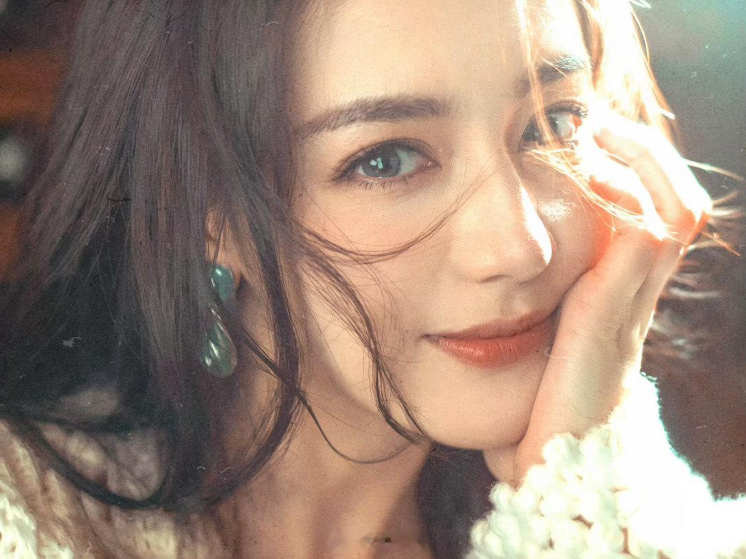 迪丽热巴到北京了辛苦啦，今天早点休息期待明天见面[爱慕][爱慕] ​​​