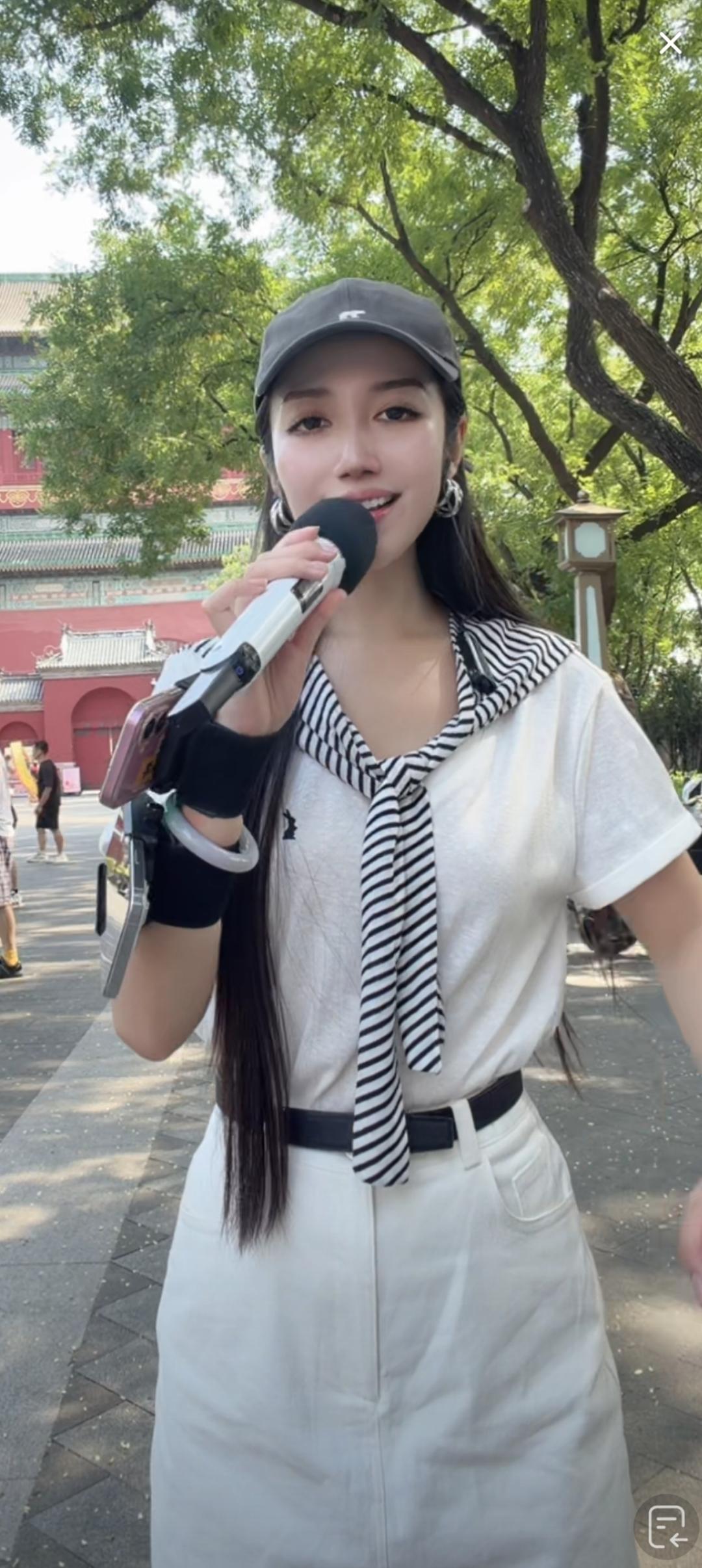 这姑娘在户外唱歌，好有活力！