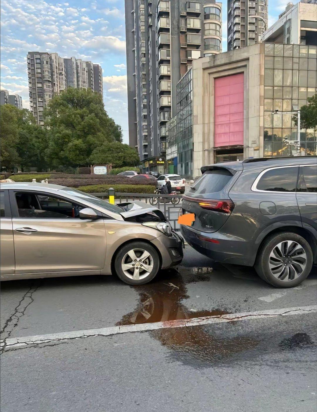 问界新M7很硬，公路坦克的品质，线下实战结果如图，大家自己评[举手] 