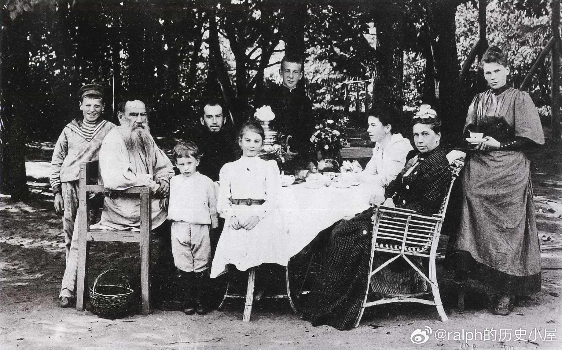 19世纪末家庭日，托尔斯泰（左二）、索菲娅（右二）和孩子们在一起。他们曾经有过1