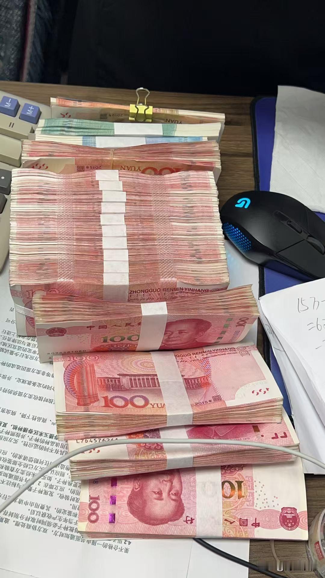 过来人的经验，会赚钱的不如会存钱的。
千万别听那些人的煮鸡汤，说钱是赚出来的，不