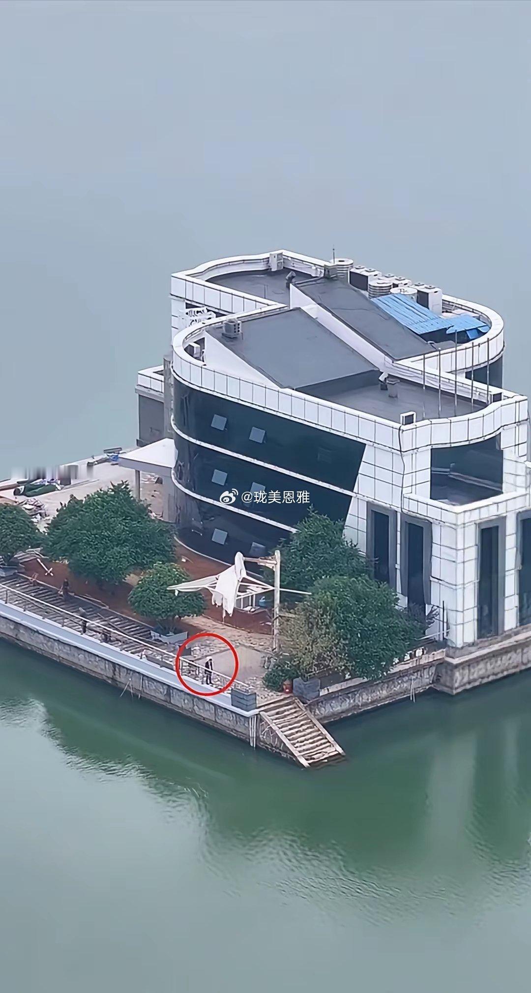 这就是全国最爱钓鱼的大老板为了钓鱼，他竟然怒砸几千万在湖中建起了一栋超级豪宅 ​