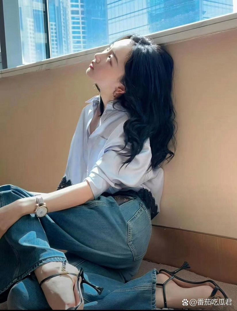 周冬雨的脚型真的秀气又精致，线条干净利落，小细节里都藏着灵动气质，越看越舒服。 