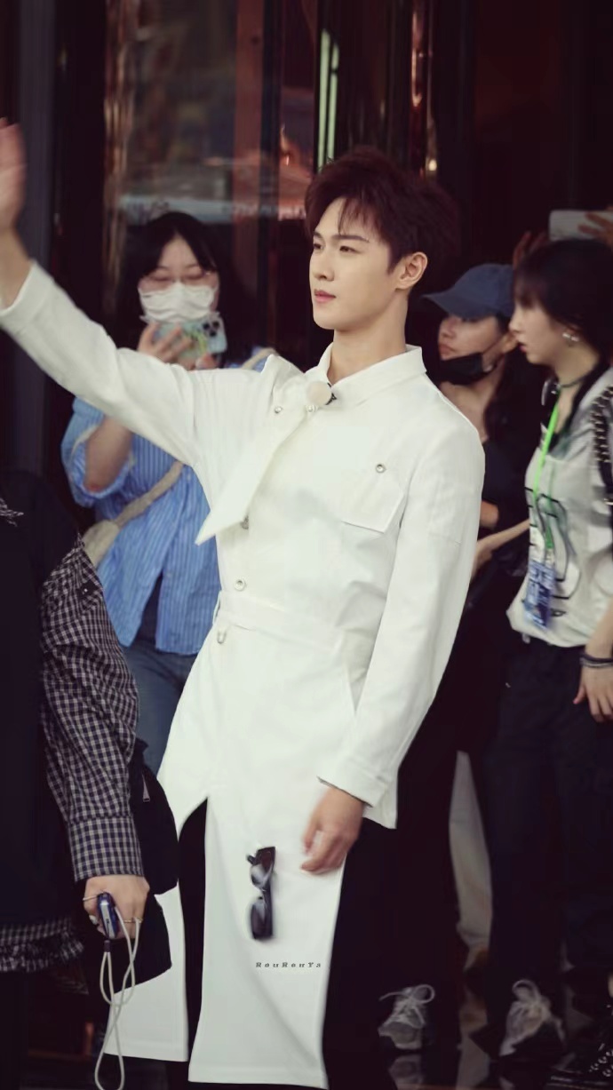 李昀锐纯白厨师服李昀锐奔跑吧厨师造型 李昀锐奔跑吧厨师造型，李昀锐纯白厨师服，咱