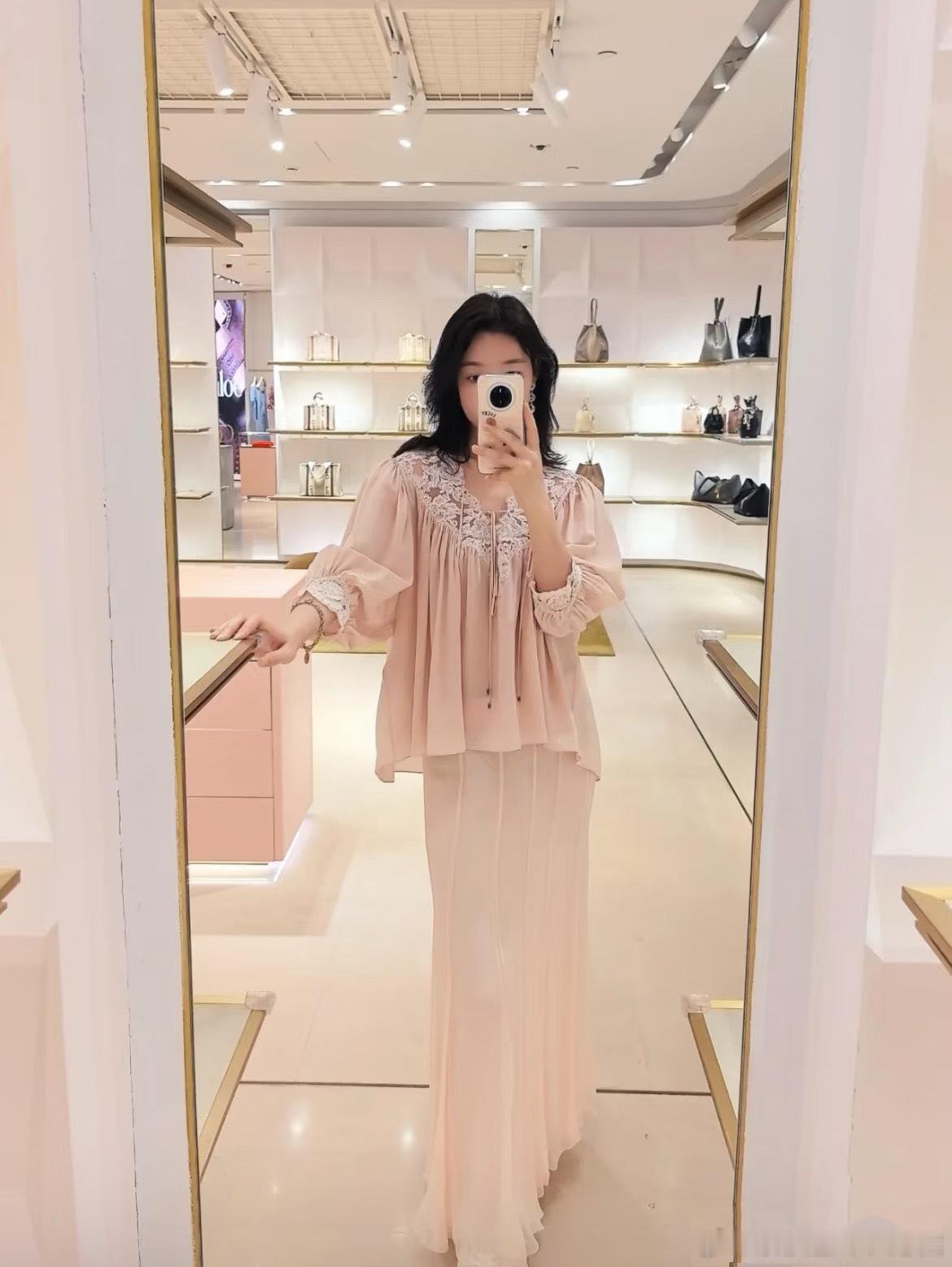 Chloe蕾丝拼接真丝衬衫，柔雾粉色+法式浪漫，真丝面料轻盈垂坠，穿着超舒适✨。