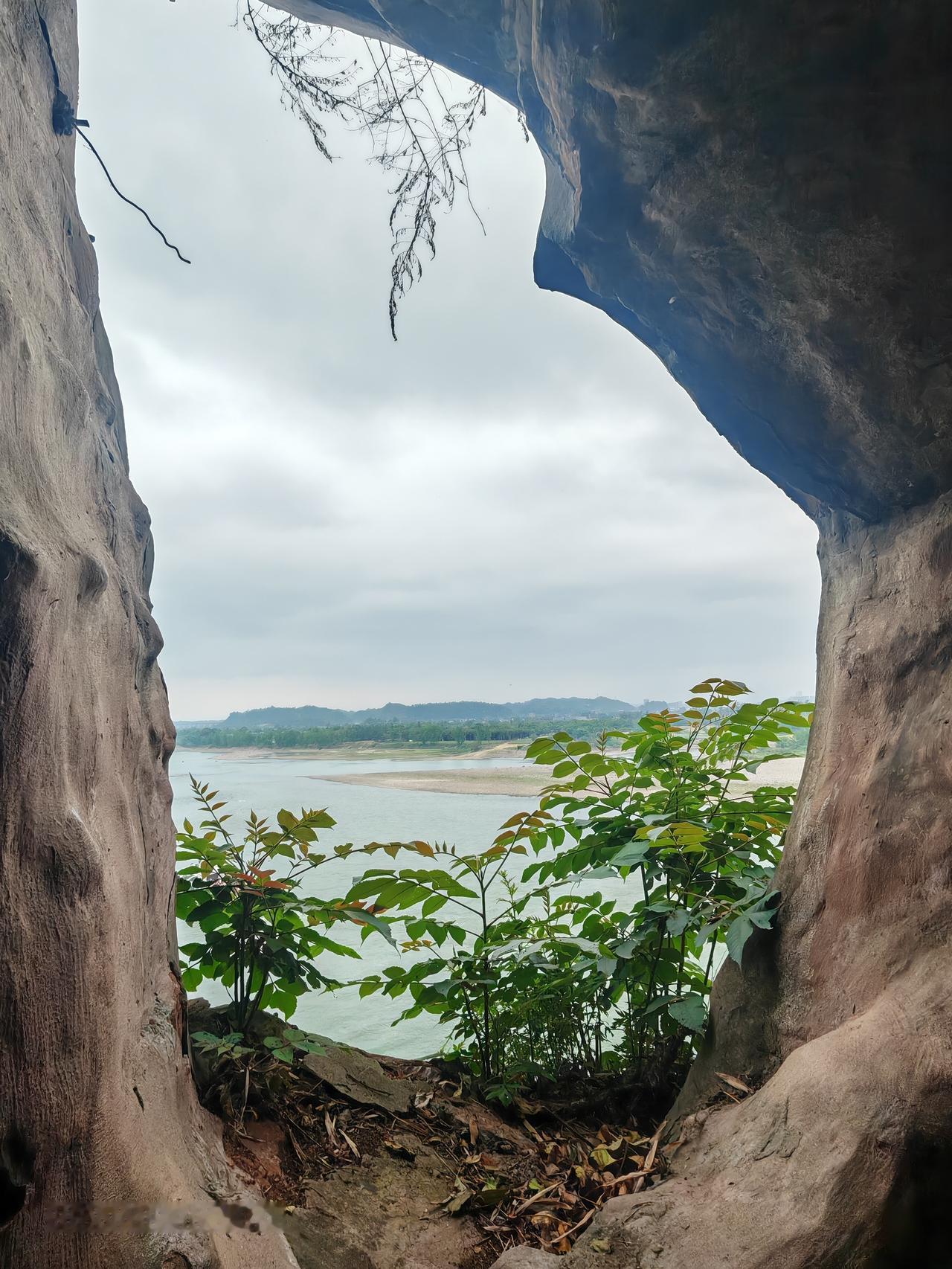 乐山大佛脚下的三江江源处，人文色彩堪称一绝。这里沉淀千年历史，每一滴水似都藏着故