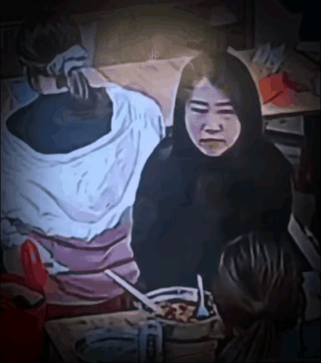 恭喜这位黑衣女士，你已经火遍全网了！
 
只是这名气，来得太不光彩。就因为一把凳