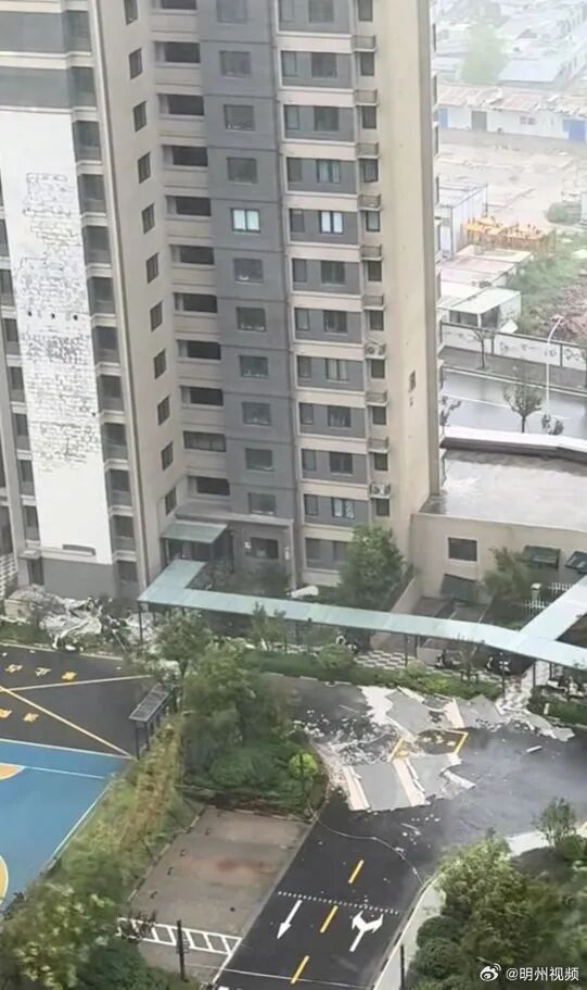【宁波前湾新区一小区台风天高层外墙大面积脱落 现场无人员受伤】8月9日，受台风影