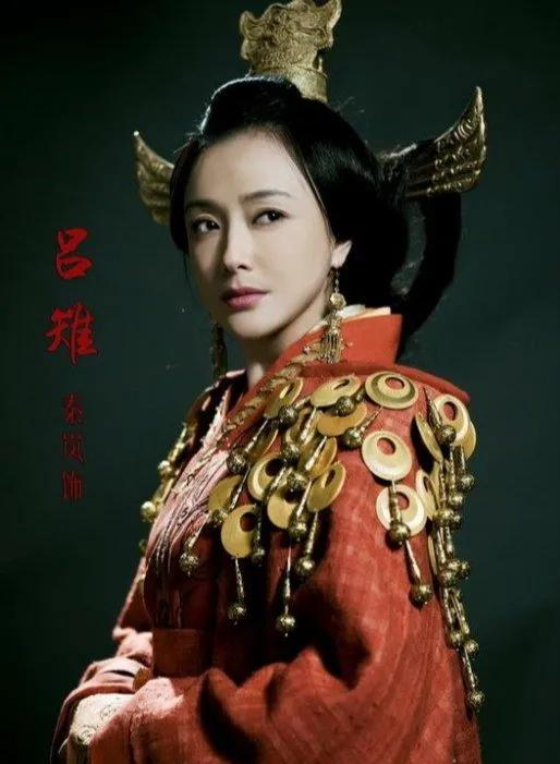 一天深夜，吕雉站在窗下，看着屋里的刘邦咬开戚夫人肚兜的带子，身子一沉，吕雉浅浅一