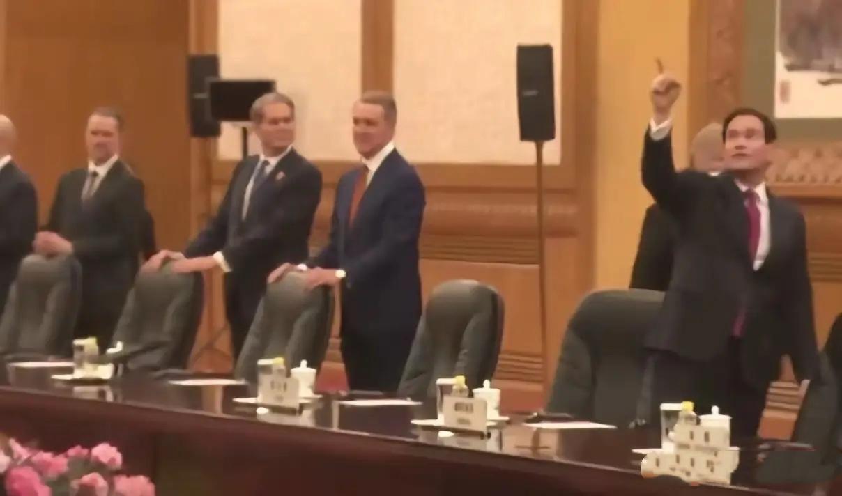 谁也没想到，一向带着偏见看我们的鲁比奥，

第一次踏入人民大会堂东大厅，直接被中