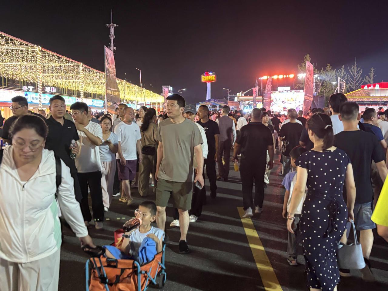 没有双手的孩子，靠双脚、嘴巴、辅助工具、家人引导

一、日常吃喝、穿衣洗漱：用脚