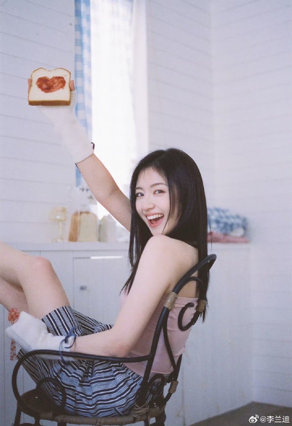 李兰迪 祝我们节日快乐 兔耳发带软萌清甜，粉色穿搭衬得肌肤透亮，灵动鲜活，满是生