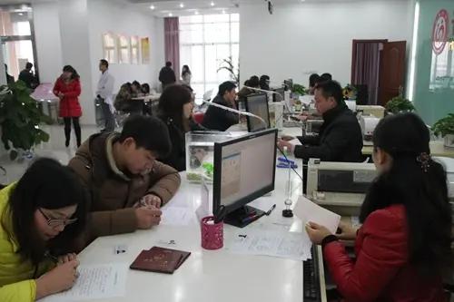 取消午休、16点准时下班，你愿意吗？全网吵翻，打工人的真心话太真实。
 
最近一