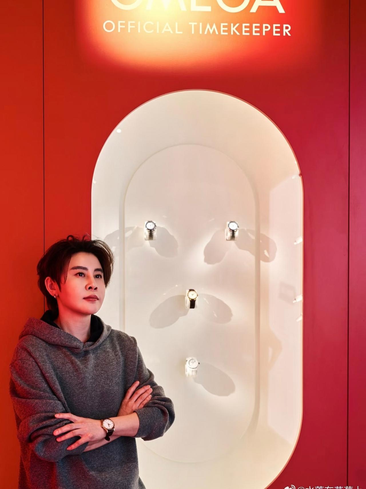 王濛[超话]王濛就这样被美貌骗去唱心愿便利贴 濛主的颜控雷达从未失灵，初登场就精