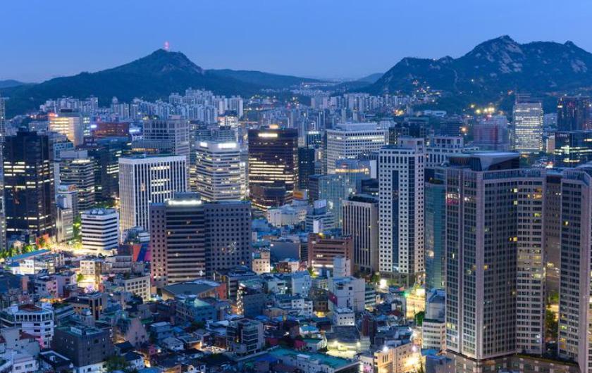 韩国人真活不下去了？首尔生育率跌破0.55，自杀率霸榜发达国家。这座光鲜亮丽的“