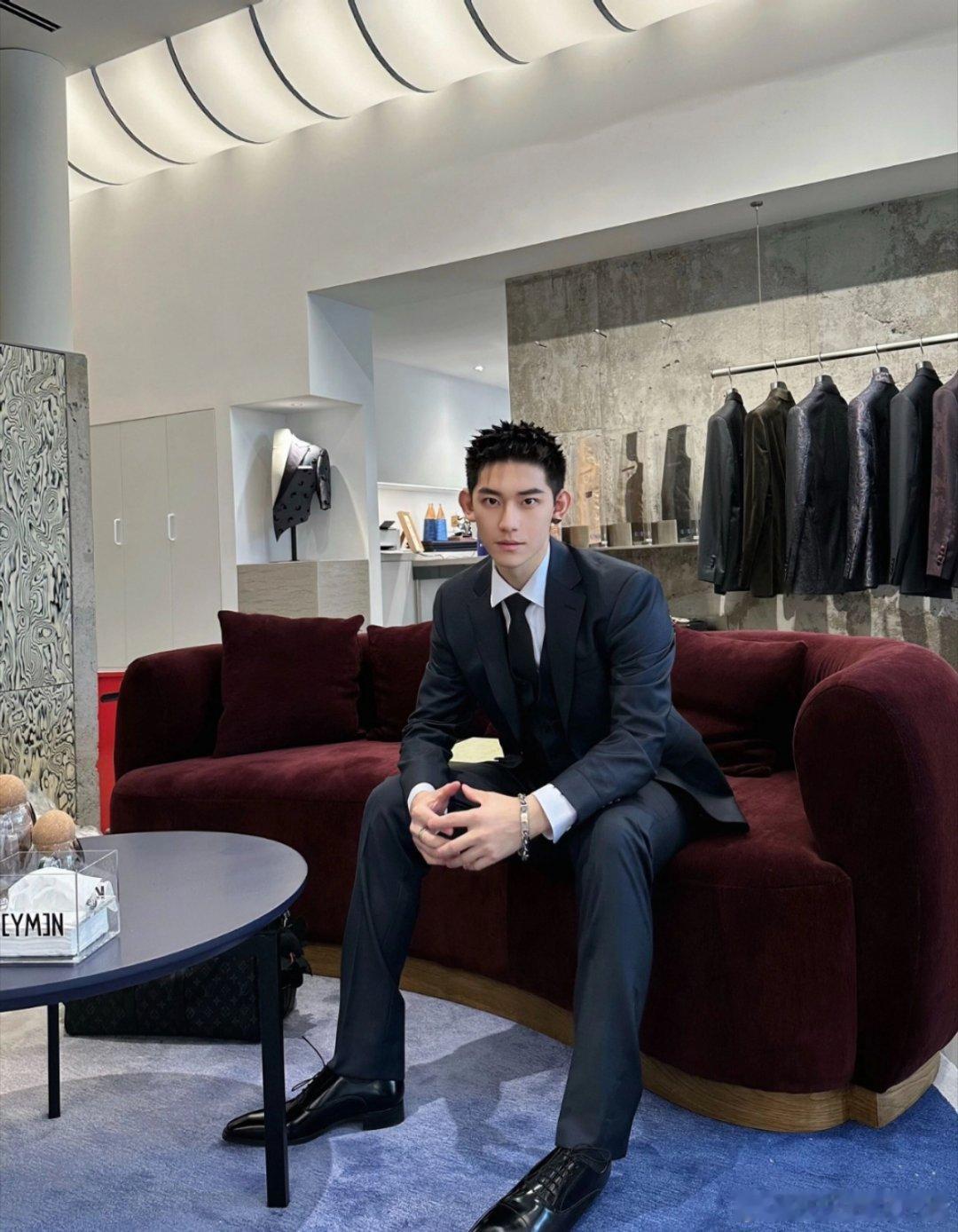 时尚西装定制男士穿搭西装皮鞋黑袜西装鞋控皮鞋 正装皮鞋是男生最好的医美好久没线下