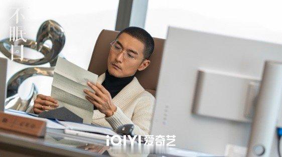 宋洋照着乔布斯演的不眠日 新剧宋洋饰演科技大佬，造型、谈吐全都致敬乔布斯！黑衫金