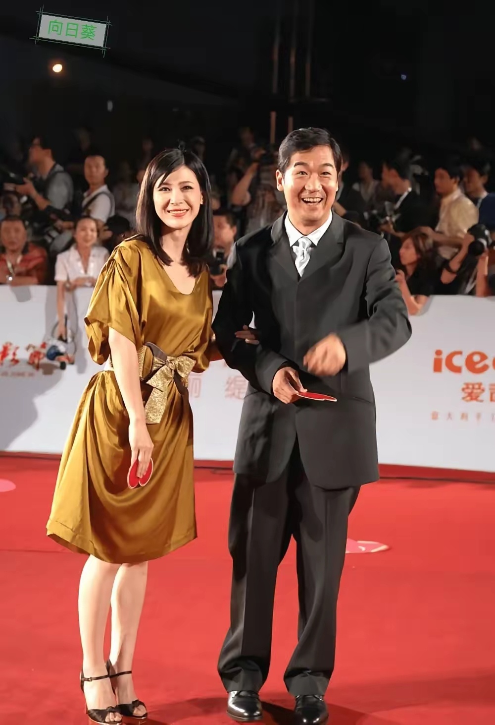 站在张国立身旁的神秘女神美炸天！颜值爆表，绝世容颜让人惊叹！连国立老师都笑得合不