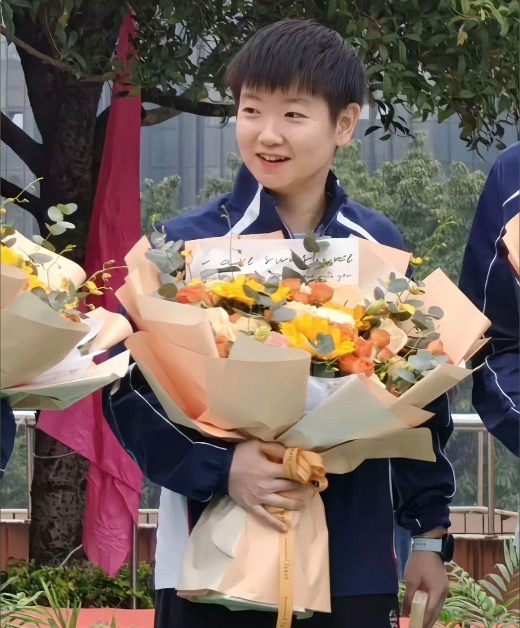 国旗下的温柔！孙颖莎重庆校园手捧鲜花退场，这一幕看哭无数人


3月8日，孙颖莎