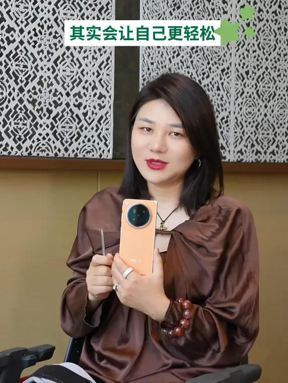 只要关注内娱的人没几个不知道杨天真的吧！ 
我最早知道她还要追溯到范冰冰爆火的那段时间了
一直觉得这个人太会抓住大众的心理和热点了
所以从她开始运营自己的个人IP我就一直在关注了
看下来真的觉得学到好多~ 
比如这几年AI发展飞快
其实我一直对AI抱有恐惧心理
所以在豆包、千问等等推出的时候我个人都是敬而远之的态度 
但看完天真姐的视频我开始释怀了
只需要把AI当成工具看，学会使用就会有安全感~ 
最心惊的是我看她展示的画面
会觉得AI好像也蛮方便的
尤其是当她用OPPO Find N6+AI手写笔把草稿生成脑图的时候
我甚至在想原来不用开什么会员，也不会浪费时间，一圈一点就能搞定吗！ 
原来在我远离AI的时候，已经无形之中浪费了自己的时间和精力.....
这下真的要向天真姐学起来了...... 
#AI工具  #杨天真  #女性影响力  #大女主心态  #折叠屏手机    