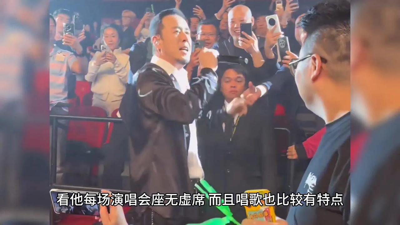 杨坤老师唱歌还是很受欢迎的，看他每场演唱会座无虚席，而且唱歌也比较有特点，听一遍