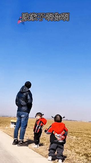 这俩闺女可把老爸坑惨了！
老爸刚花30块钱买的风筝还没玩几回。
就被闺女给放跑了