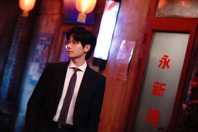 胡先煦这人夫感！白衬衫金丝眼镜，害羞辩解时脸红的样子，简直把“人夫感”刻进DNA