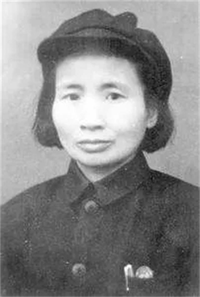 [微风]1932年，地下党钱瑛撤退时不幸被捕。她为了不暴露身份，借口肚子疼要去上