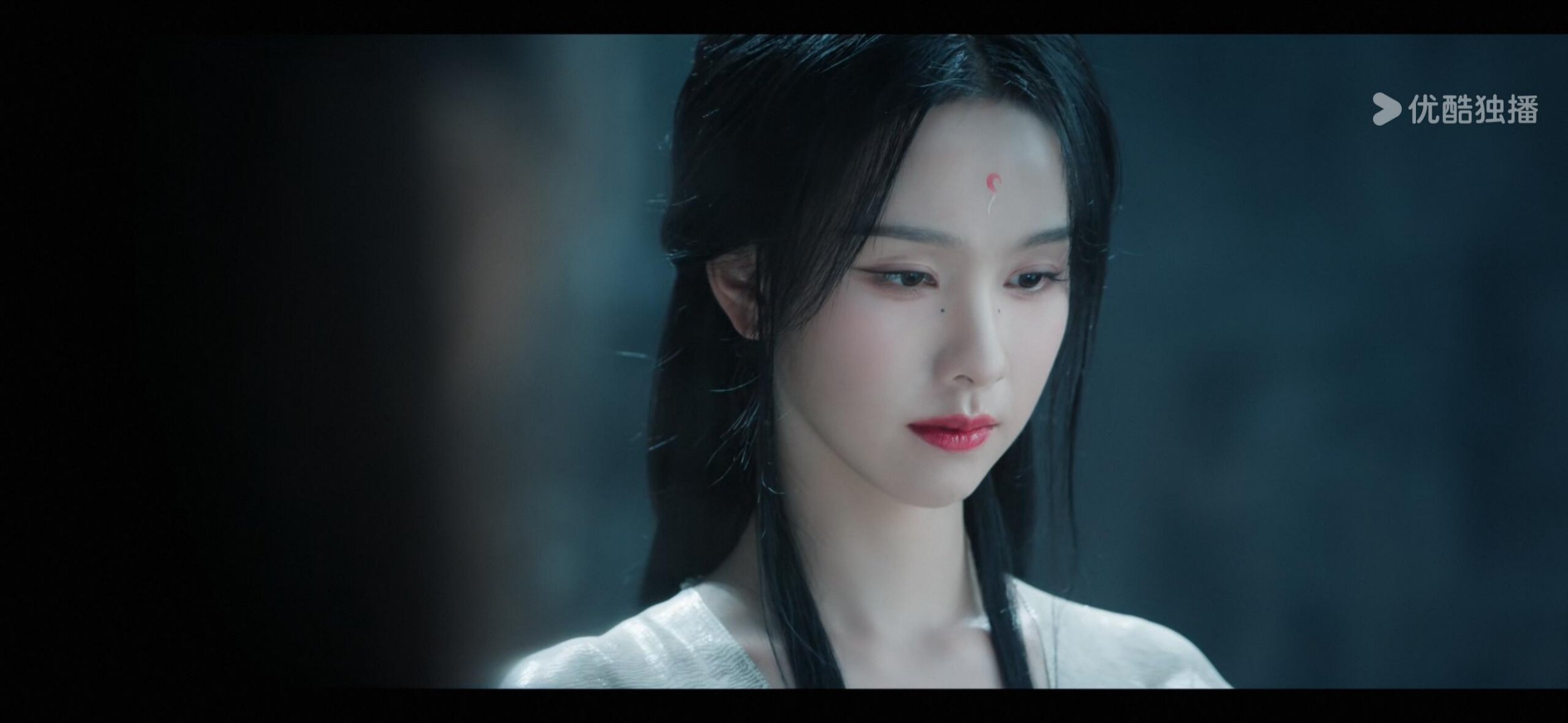 月鳞画面对粉丝来说比大梦适合当mv看，因为大梦滤镜阴间的太超过了.... 