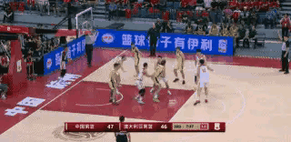 中国男篮后卫廖三宁真是太聪明了！在今天进行的中国男篮和澳大利亚男篮的友谊赛中，当