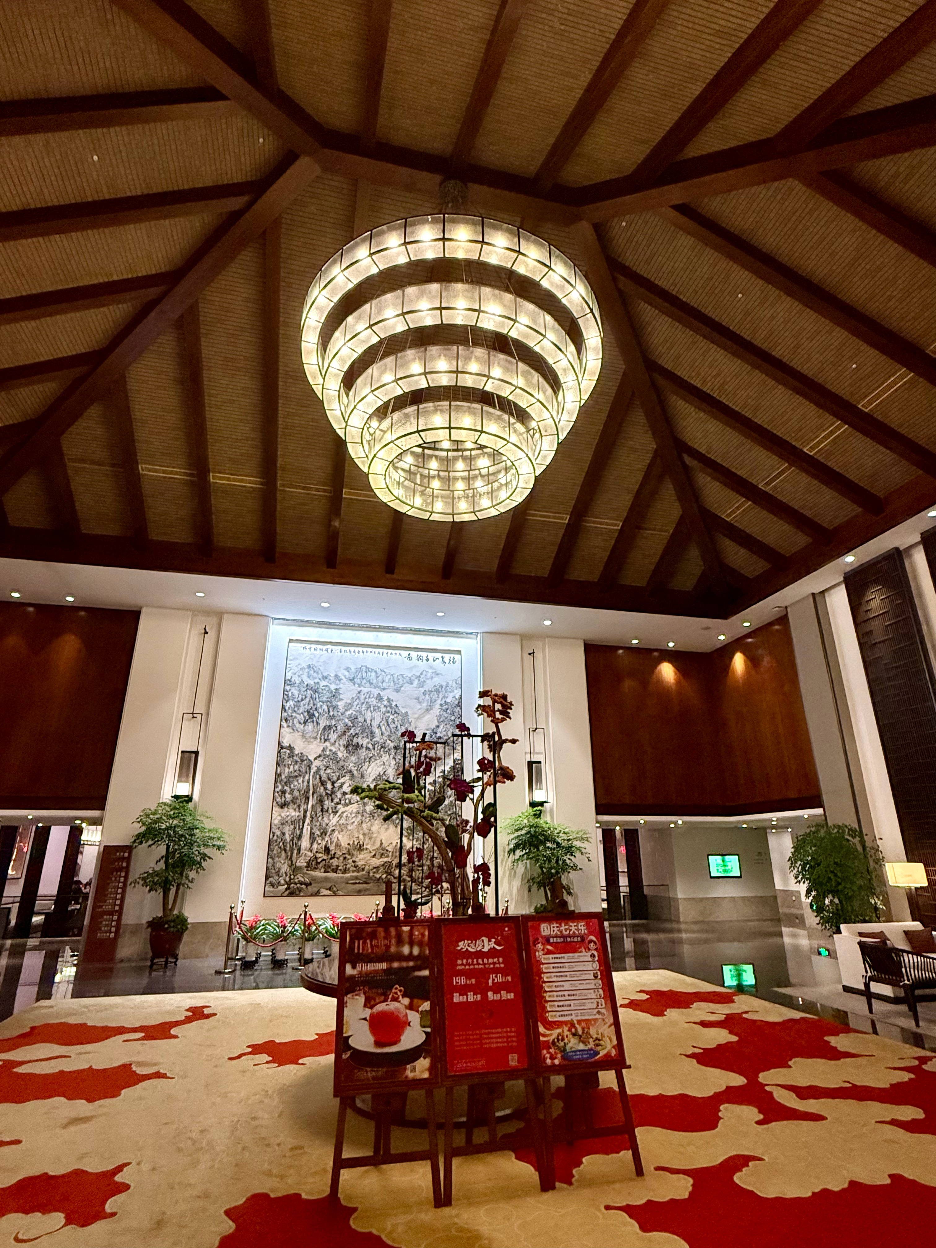 这次住在钱湖国宾馆，感觉非常好，和西湖国宾馆是一个类型的，是我喜欢的酒店风格，服