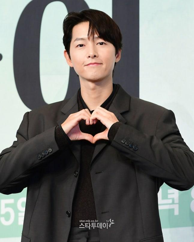 【演员宋仲基将时隔11年回归KBS】宋仲基表示:“第一次读剧本时，安夏妮的情感与