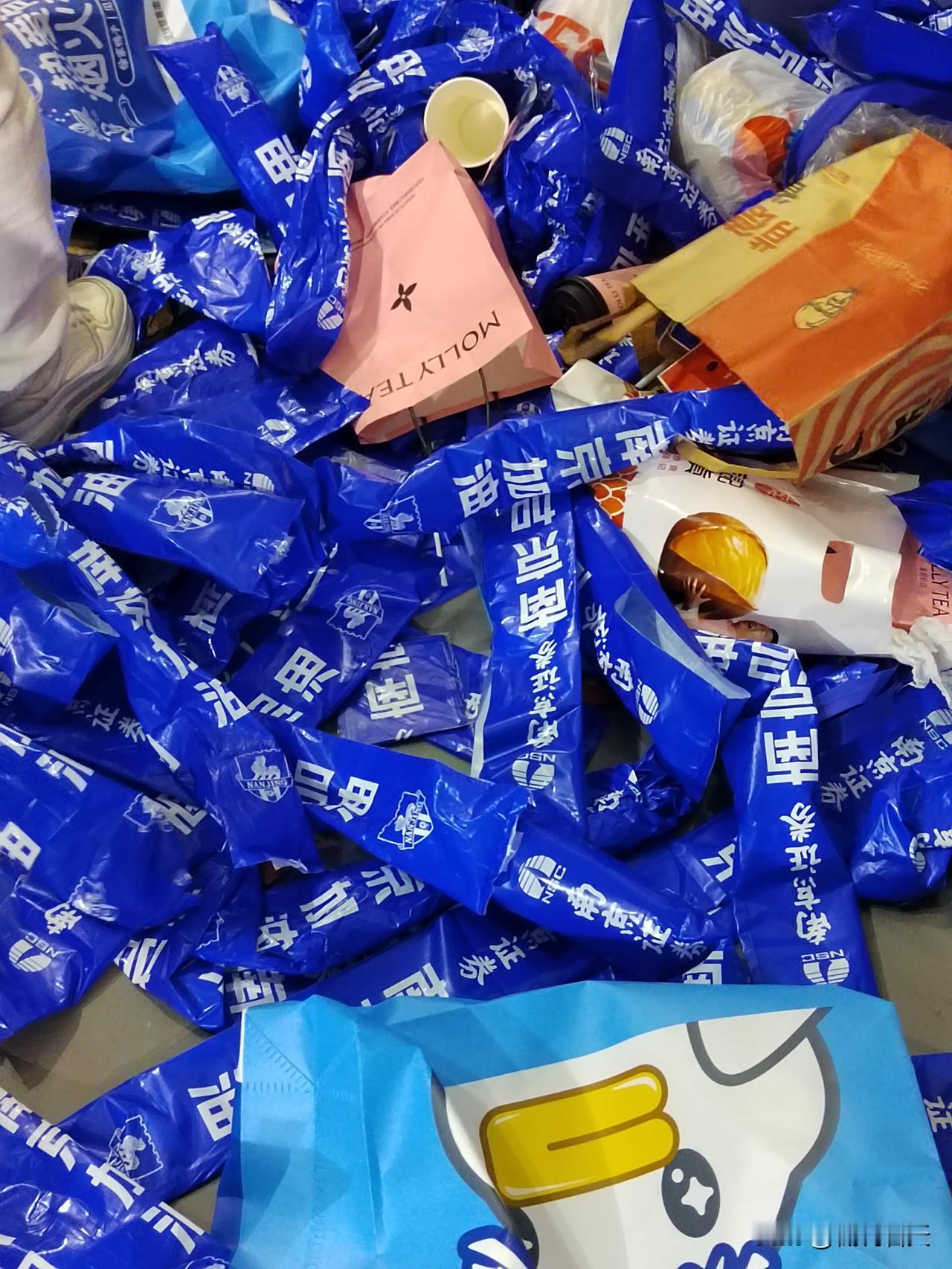 现在的南京队就像图1的画面一样！
本来这一场和泰州的比赛如果胜利了的话，命运就掌