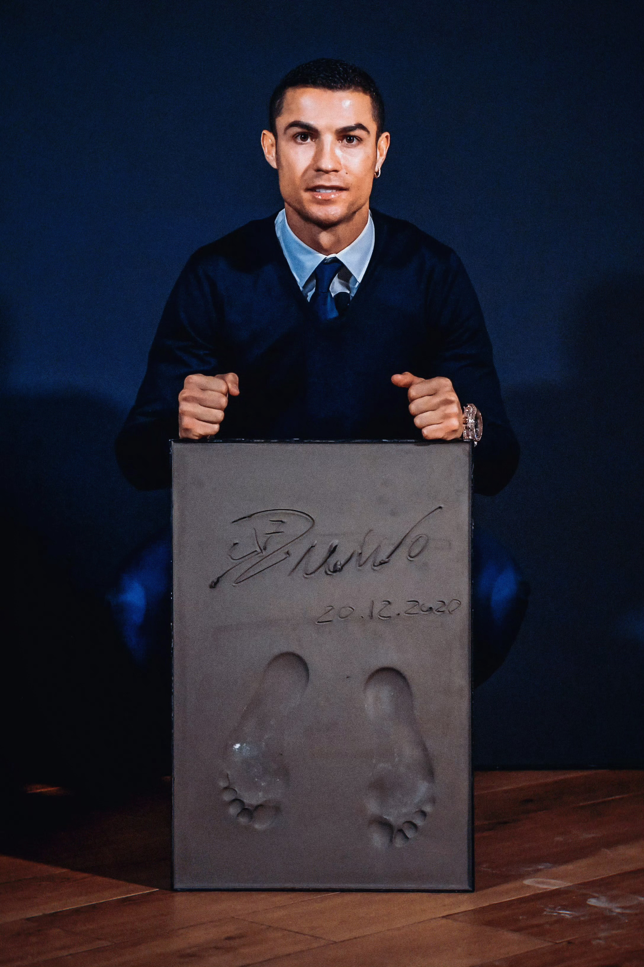 C罗那年今日  ✦ 四年前的今天，C罗领取了在足球界的终生成就奖»金足奖   