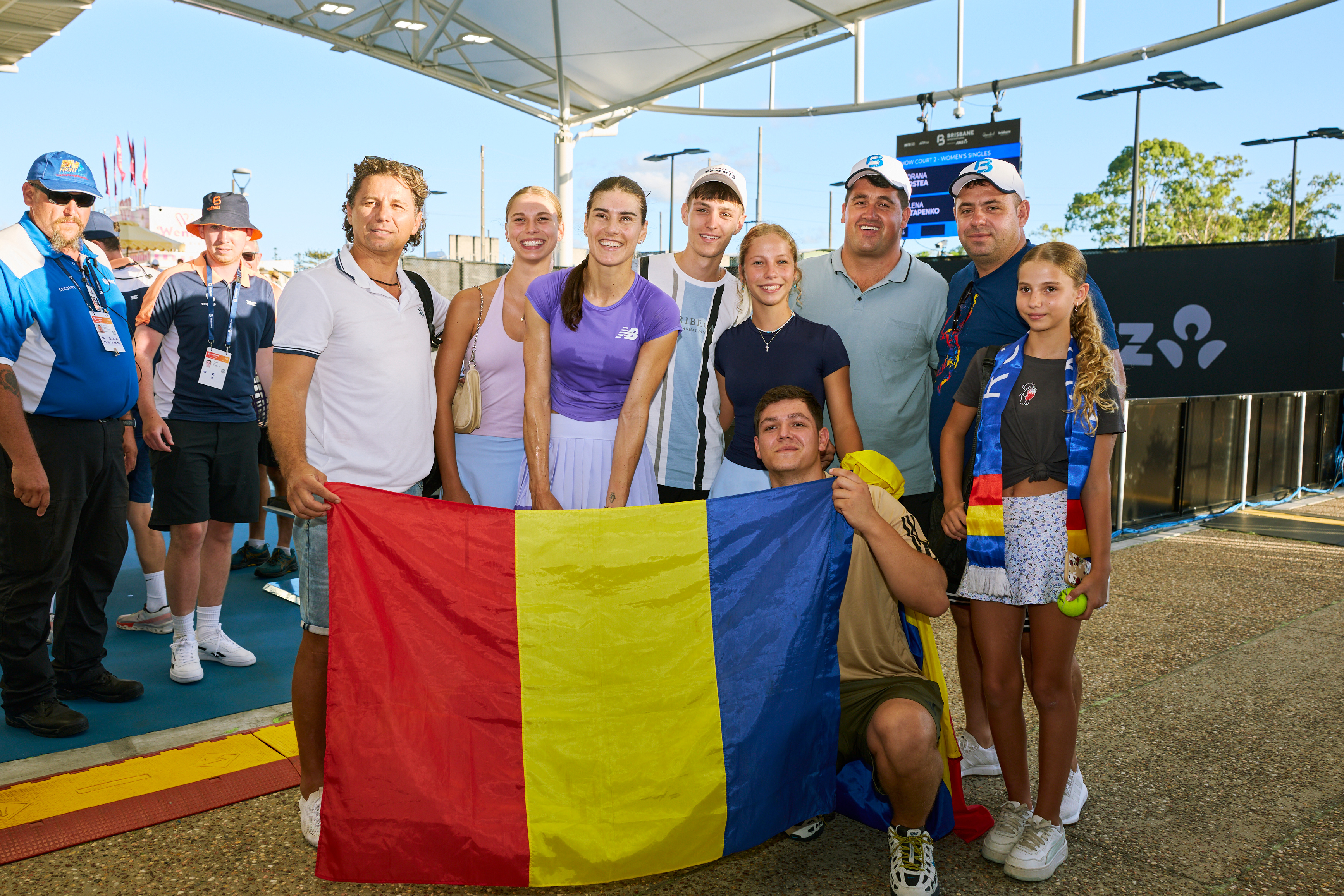 罗马尼亚球员科斯蒂亚赢球后和球迷合影！开心和温馨，氛围感拉满！摄影：记者 李建艺