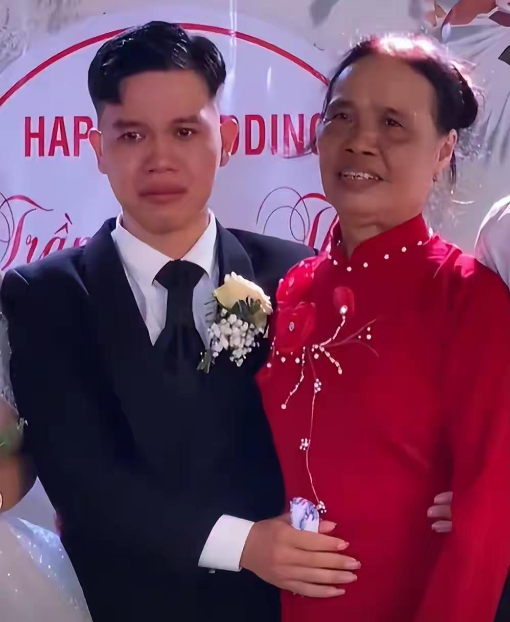 谁见过婚礼上新郎比新娘还能哭的？浙江这场婚礼真是开了眼——合照时新郎直接扑进妈怀