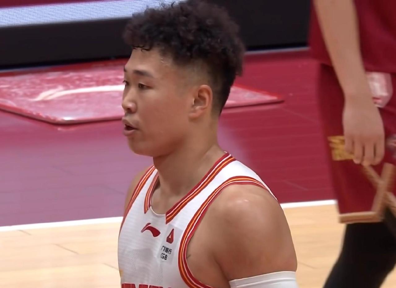 深圳队2-0淘汰浙江稠州进四强，这场球最让人惊喜的是卢鹏羽的爆发，33分钟里拿下