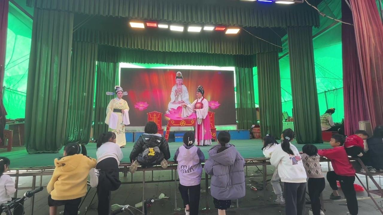 🎭在普宁的老戏台下，看到个跟着哼潮剧的小朋友，认真的样子像个小戏骨。现在愿意静