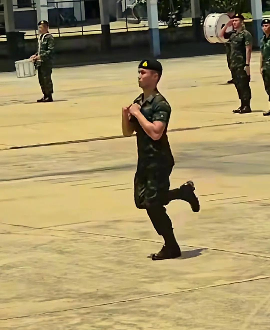 泰国的阅兵总被人吐槽成兔子舞，但是如果你把蹦蹦跳跳那段掐了去，你会发现泰国的军容