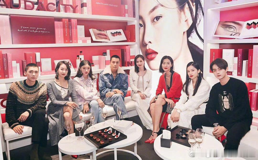 香奈儿Chanel以前多爱刘诗诗啊！C位、看秀、芭莎开季，为什么后来给你半套高定