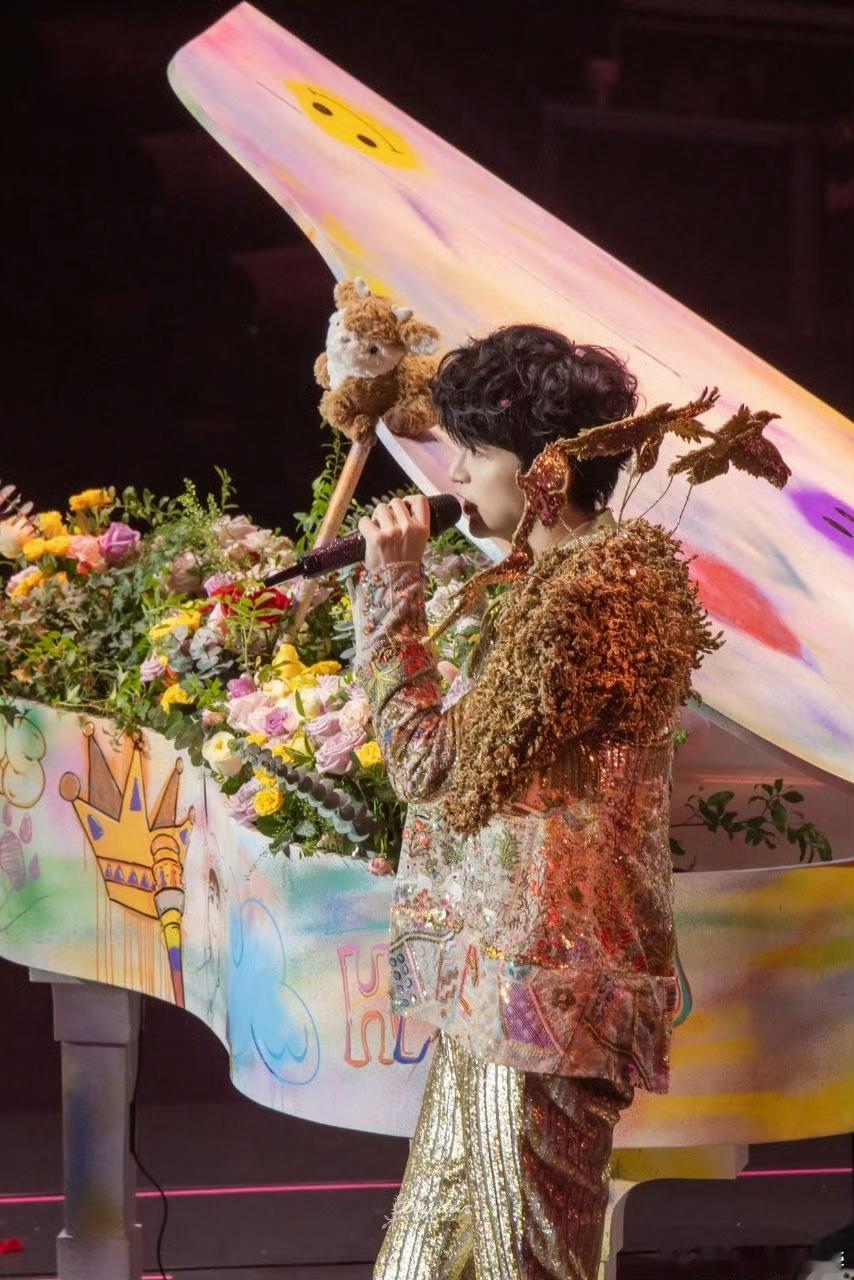 黄子弘凡这场造型也太会了吧 肩上的六只金色飞鸟是点睛之笔，灯光照射下熠熠生辉，动