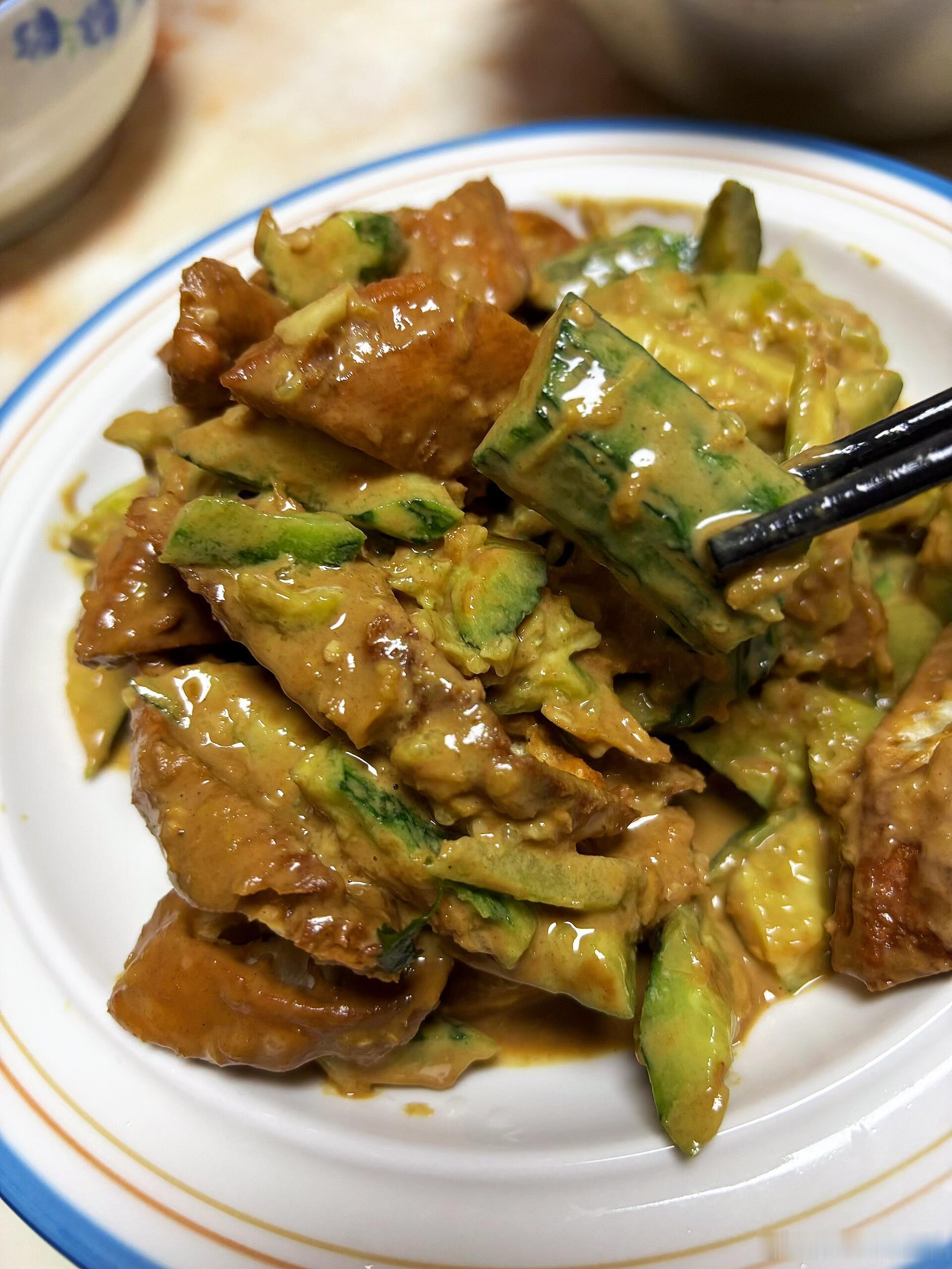 今天妈妈刷抖音刷到网红凉拌菜，当即决定在家复刻，油条搭配黄瓜的组合听起来格外违和