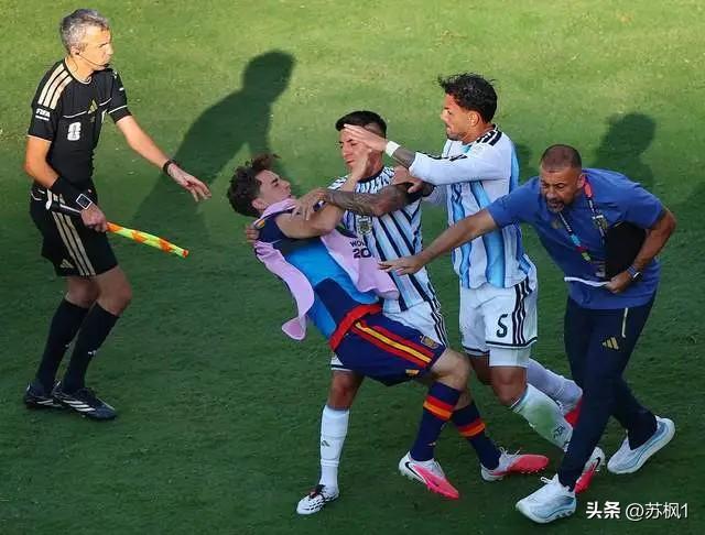 西班牙1：0锁定胜局后，阿根廷赛后和西班牙球员打起来了

整场比赛阿根廷几乎把“