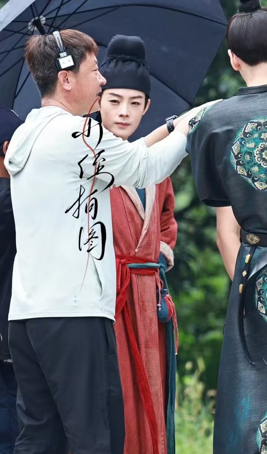老公今天换衣服了[捂嘴哭] ​​​