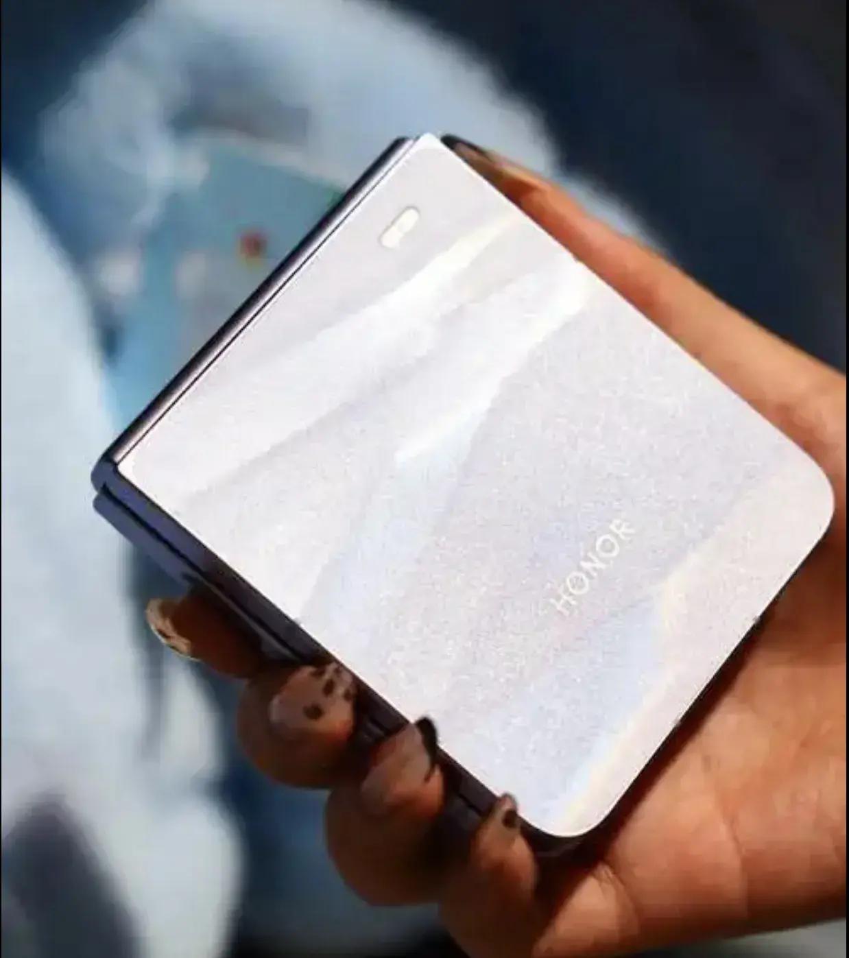 虽然这一代看起来是涨价了，但对比上代荣耀Magic V Flip2的配置来看，这