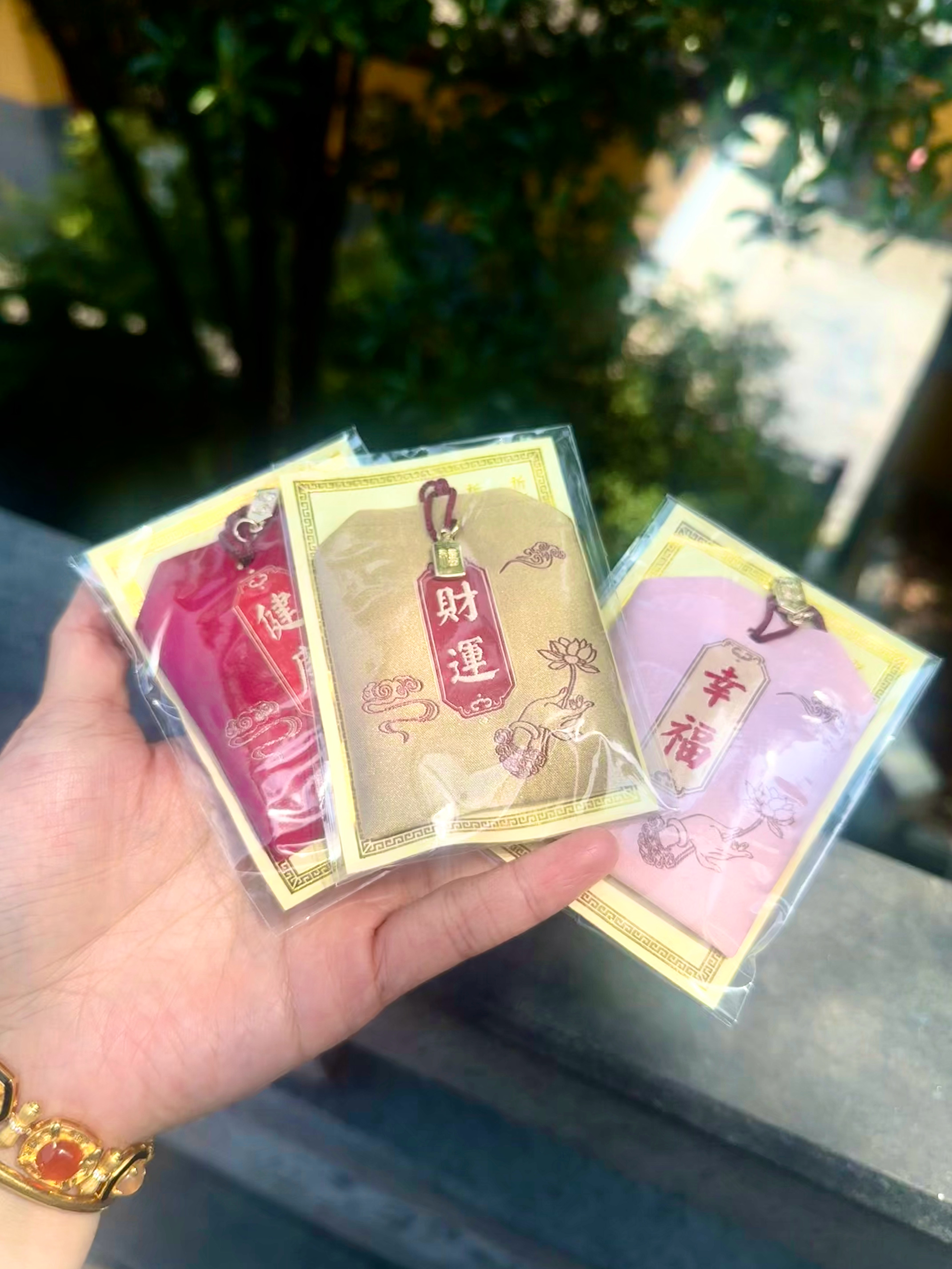 我滴互联网闺蜜们！鸡鸣寺求了三个符！抽来送给你们！还是老规矩，评论区我们聊聊近况