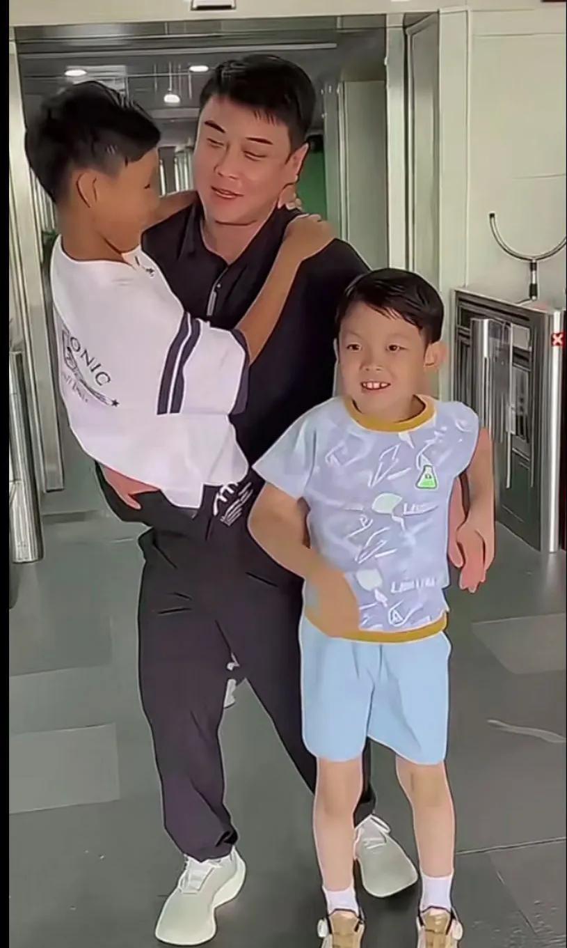 俩孩来接他们爹了
王皓教练太幸福了，有二个可爱的儿子[赞]
国家队里好多孩子都喜