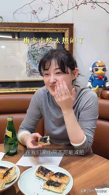 梅婷真是找到了好公婆，虽然和公婆一起住，但是她被宠成了公主，下班回家婆婆立马就把