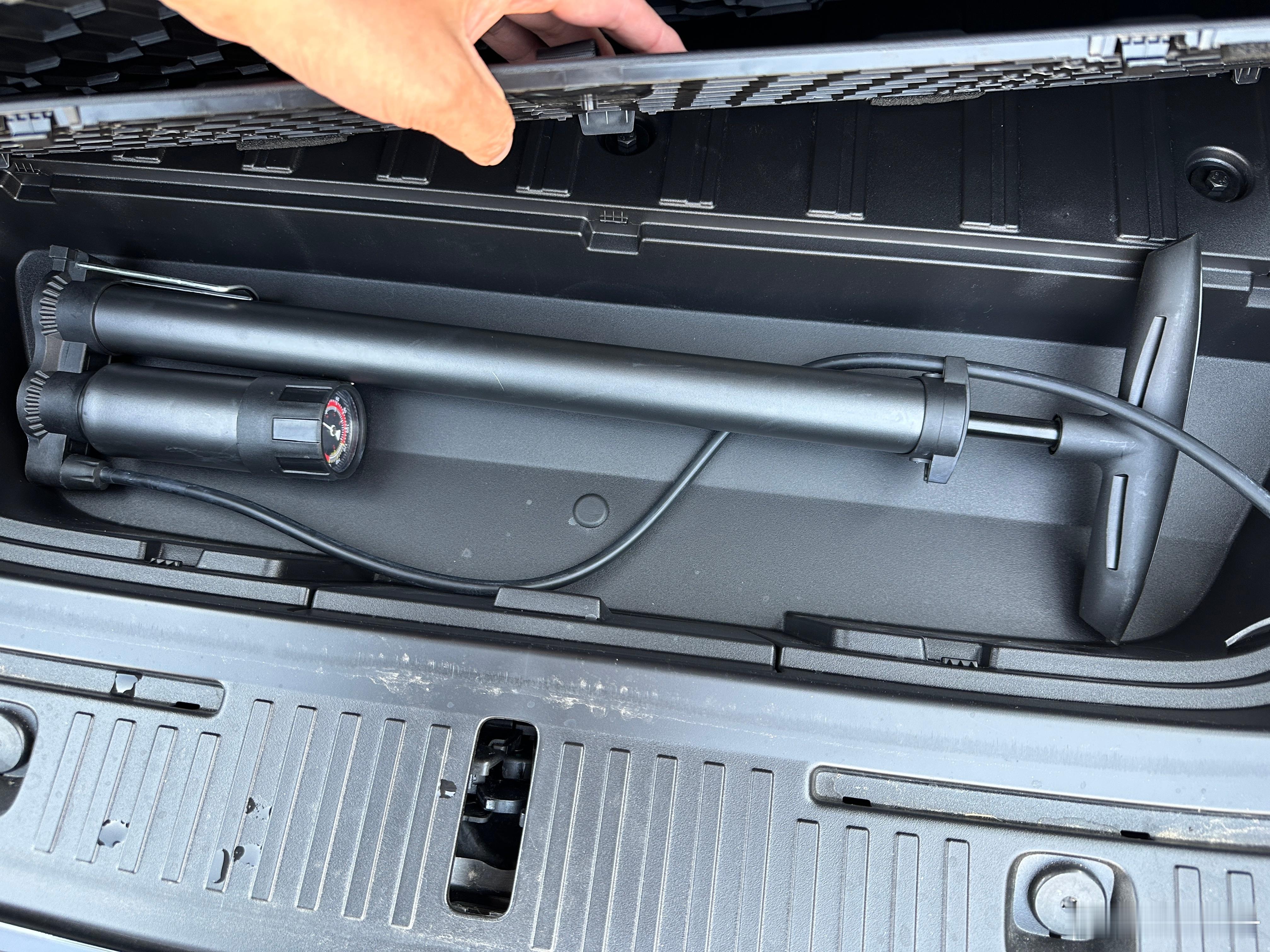 L90前备箱下面的暗格，差点就能放下一个标准打气筒了。 