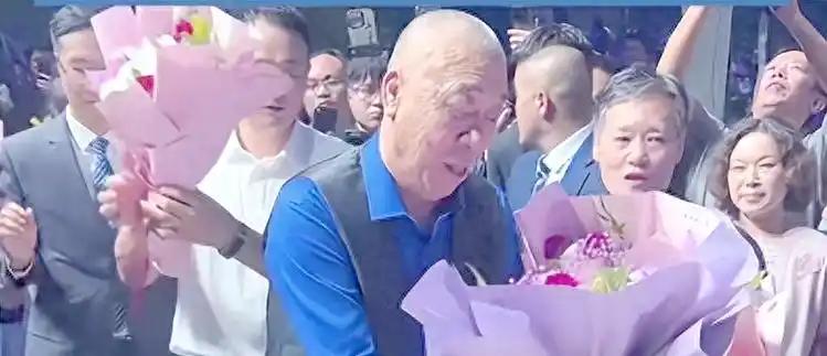“手下管着一万五千人的老板，在自己办的孝文化节上哭了。他身后的大屏幕上，正播放着
